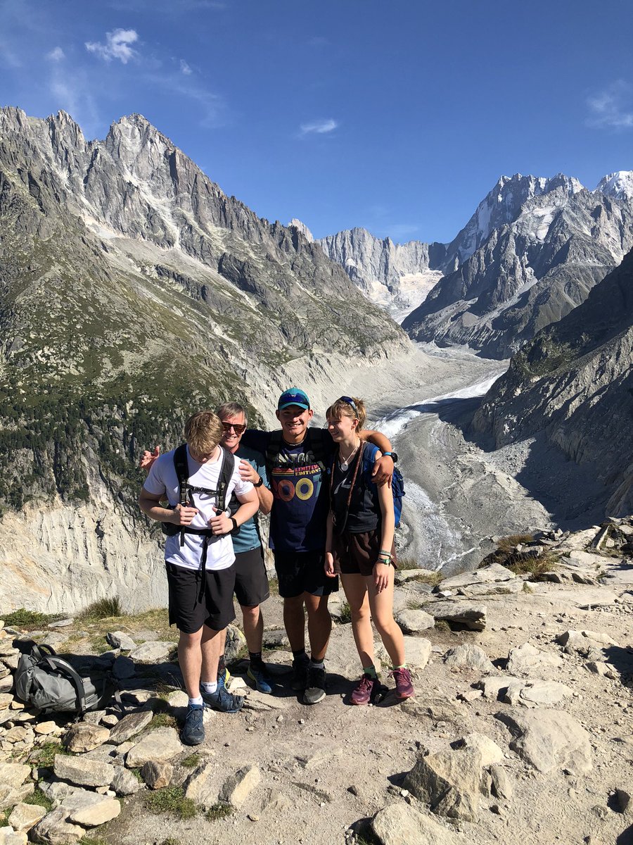 Rubbastuff's tweet image. The team.

After a long couple of days in the van it was great to get out and stretch our legs. 

We walked from the door, up to The Signal. It was hot and took several baguettes!

16k, 1160 altitude gain, 5 people, one dog, 6 baguettes.

#earnthepicnic 
#teampicnic #PACMAT #walk