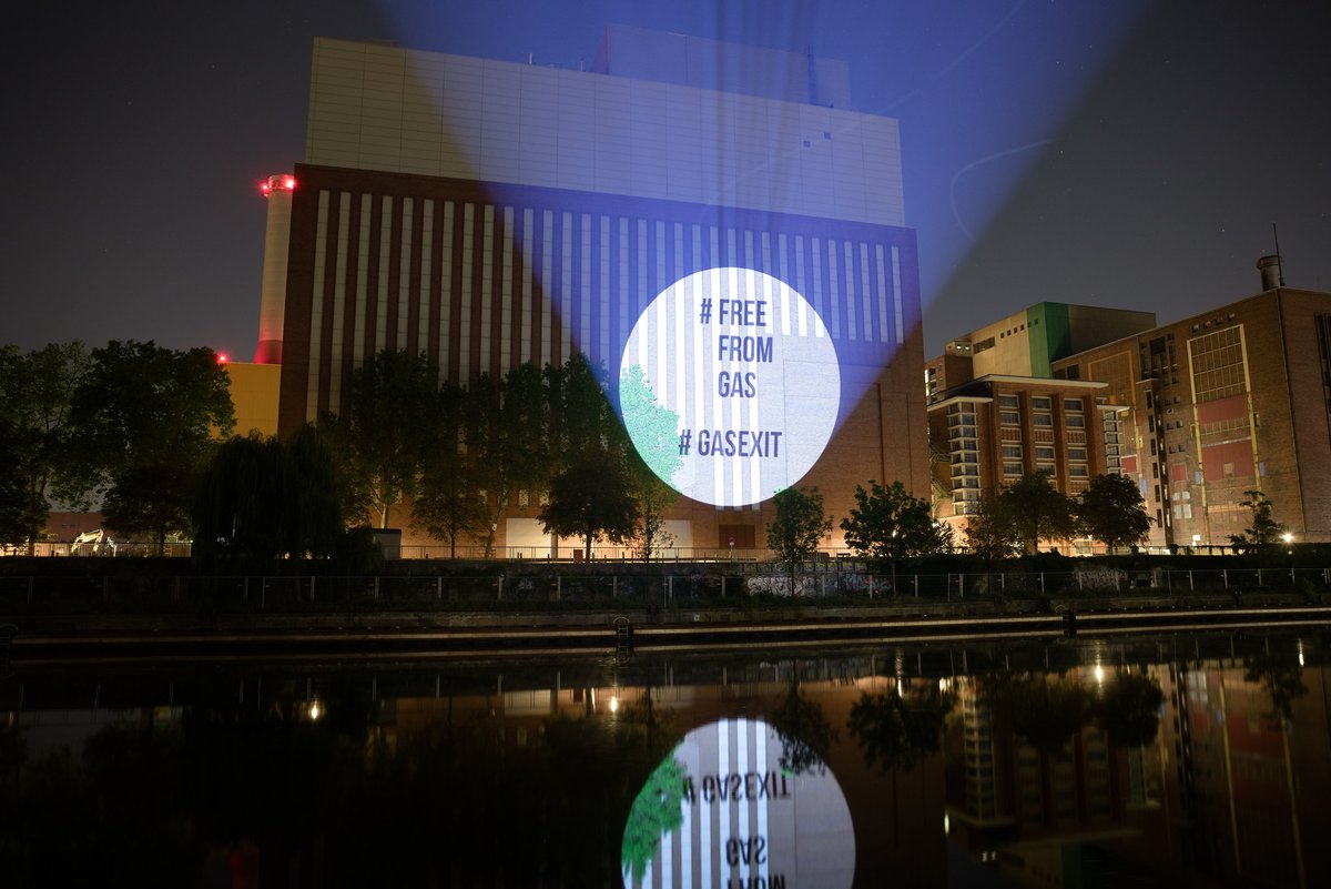 ⅓ Last night in Berlin, climate activists from <a href="/GasExit/">GasExit</a> projected messages on a gas-fuelled plant as part of the #FreeFromGas guerrilla projections campaign!
bit.ly/3PLFLD6
🧵👇A thread