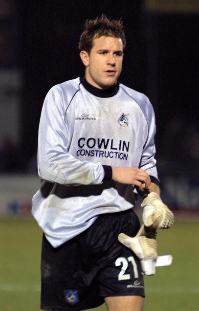 Played4TheGas's tweet photo. 155 RYAN CLARKE

26 apps

Keeper @ryan_clarke01 came through the ranks to spend 6 years at his boyhood club. His best spell coming in 04/05 when he made 18 apps. After dropping to non-league he came back to have an excellent 6 seasons at Oxford. Still playing at Bath at 40 #UTG https://t.co/WnbHoJfm8d