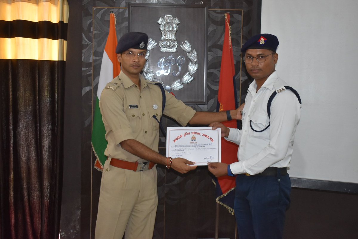 maupolice's tweet photo. #spmau अविनाश पाण्डेय द्वारा पुलिस लाइन सभागार में सराहनीय कार्य हेतु यातायात पुलिस के उ0नि0 रामअचल पाल तथा आरक्षी उमाकांत मौर्या को प्रशास्ति पत्र देकर उनका उत्साहवर्धन किया गया। #UPPolice https://t.co/XuRct2MEIb
