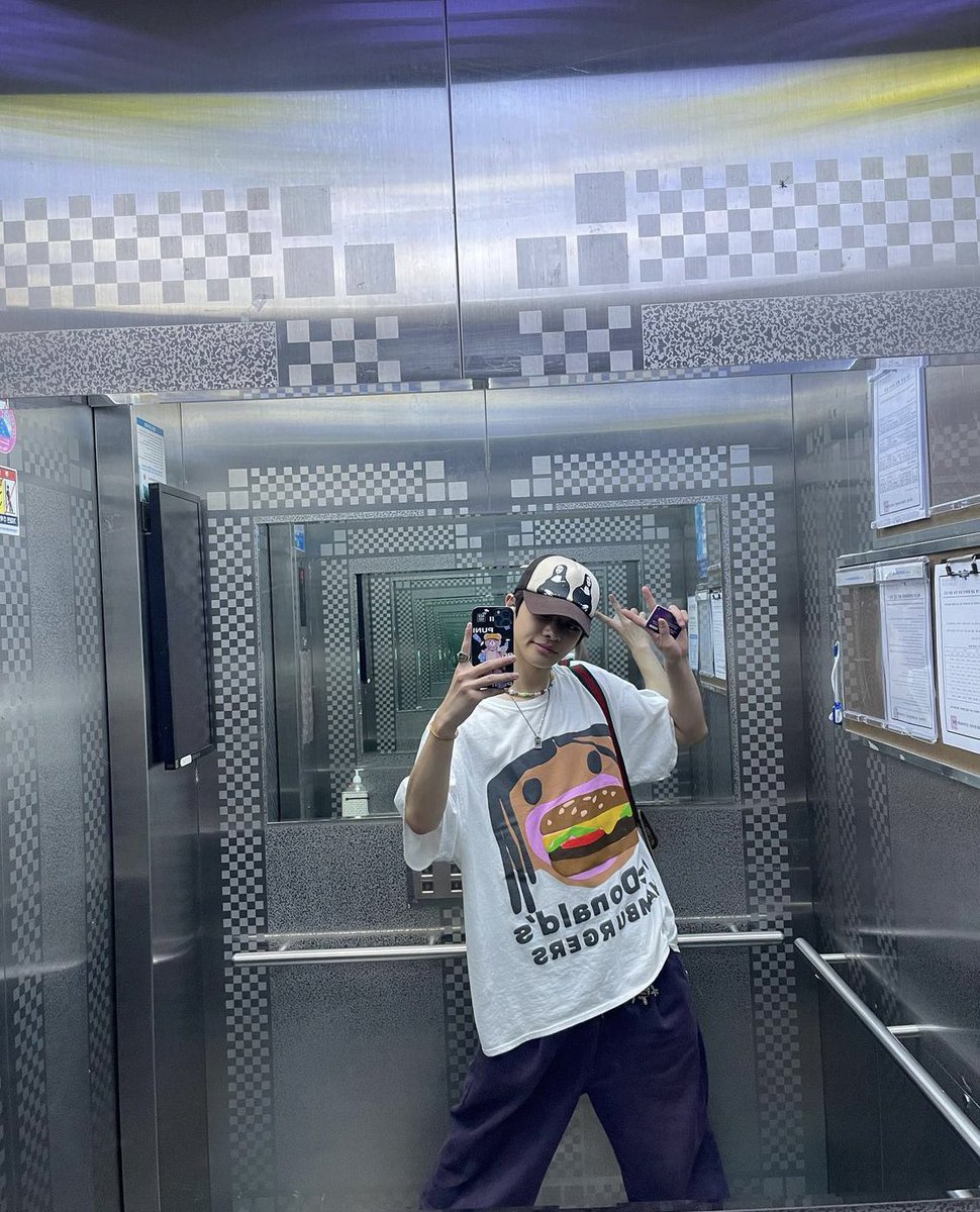 leeleogallery's tweet photo. 220826 | #LEO IG update! 

"hello🌼" 

#리오 #LEO #AlwaysWithYouLeo https://t.co/lOQPJxDyKZ