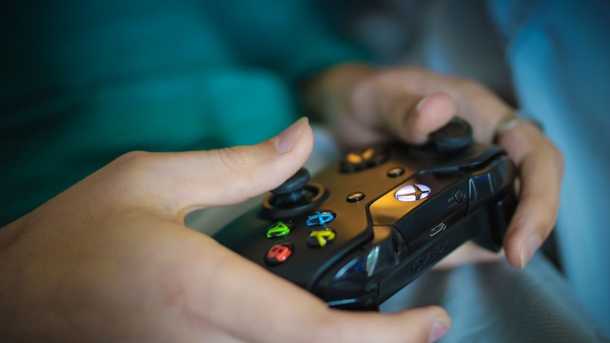 CryptoEconomyEN's tweet photo. Microsoft Gaming CEO Weighs in on the Metaverse, P2E Games #metaverse #playtoeargames #p2e #gaminindustry #web3 #microsoft #phillspencer #bloomberginterview #microsoftgamingceo #xboxhead #cryptocurrency #cryptogaming - https://t.co/hU91wUwyLE https://t.co/Q8aUCXMneh