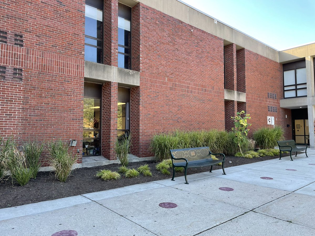 OMaleyPrincipal's tweet photo. Thank you, Generous Gardeners! The O’Maley gardens look beautiful! #omaley https://t.co/UqXb4O2NAq