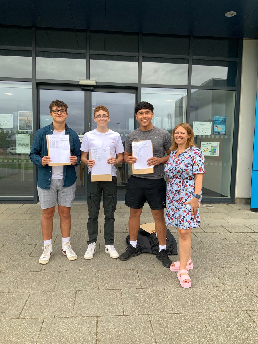 WMount's tweet photo. WHAT-A-MORNING!!! We are so proud of the Class of 22 - what a 2 years they’ve had. Look at their faces ☺️🤩🥳 #gritcliffe https://t.co/C7RXlCFlK9