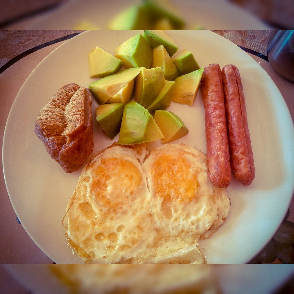 mellys_eatout's tweet photo. Asubuhi 💋
•
#breakfast #halfcake #eggs #sausages #avocado #breakfastatmellys #breakfastlikeaking https://t.co/5AAbnsCHSO
