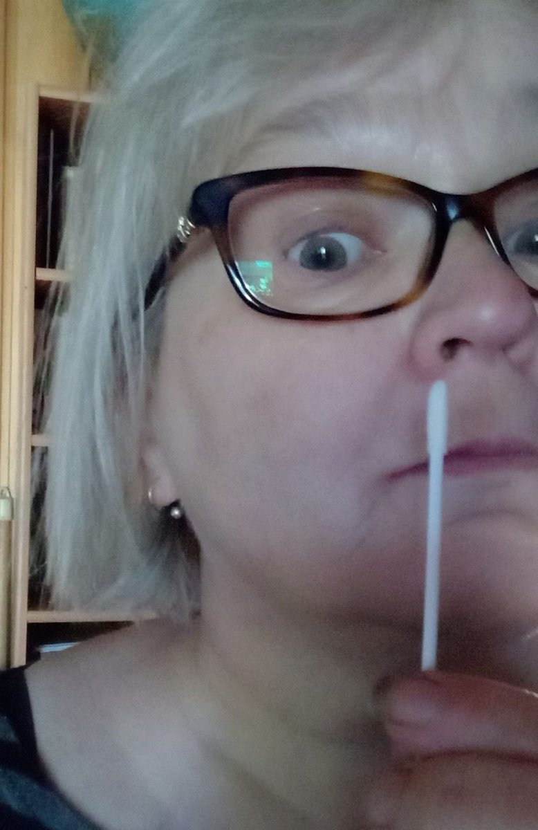 Muksunen's tweet photo. Taas keihästä sieraimeen. Ja kun tarpeeksi kaivelee, niin tuleehan sieltä se toinenkin viiva. #Korona tuli taloon. #koronatesti #tartunta https://t.co/dt3uEprMIU