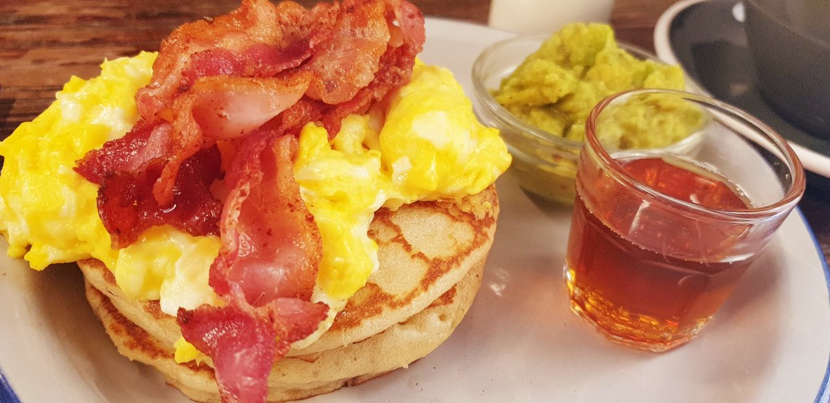 日本かドイツにいるような、パンケーキ＆アメリカンコーヒーの幸せな朝食♡アボカドはレモンと玉ねぎが入っていて美味しかったー♪