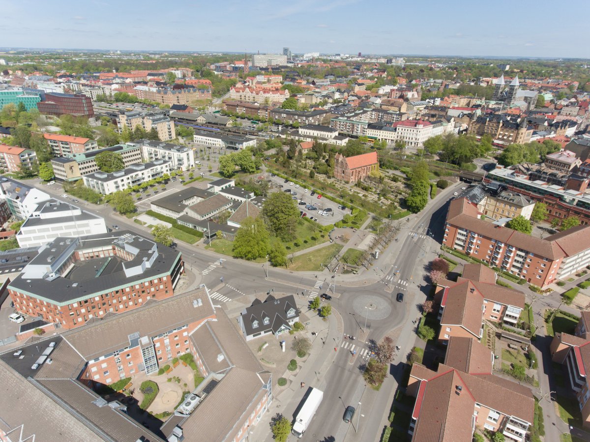 I går beslutade kommunfullmäktige om bostadsförsörjningsprogram 2030 och markpolicy 2030 för Lunds kommun - två styrdokument som utgör planeringsunderlag för kommunens arbete med stads- och samhällsutveckling. 
Läs mer om detta och andra beslut: 
lund.se/nyheter/beslut… #lundpol