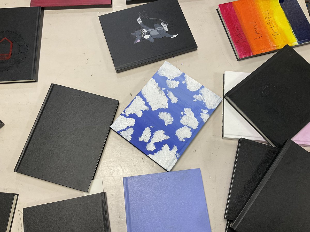 aiscvisualarts's tweet image. #AISCMiddleschool students started to design the cover pages of their #Investigationjournal. They will create the journal cover that expresses important pieces of their #identity. #AISCVisualArts #AISCLearner