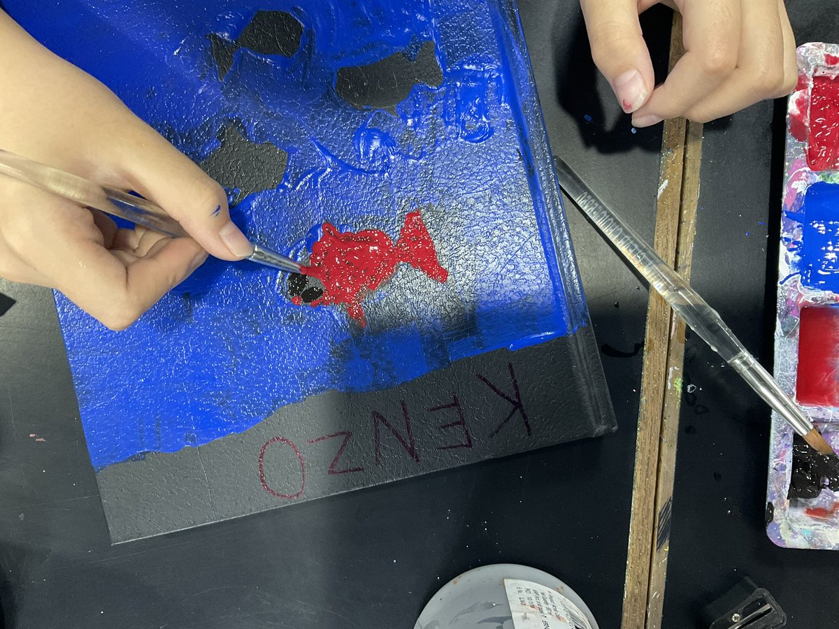 aiscvisualarts's tweet image. #AISCMiddleschool students started to design the cover pages of their #Investigationjournal. They will create the journal cover that expresses important pieces of their #identity. #AISCVisualArts #AISCLearner