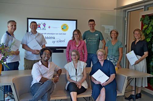 annejanssen's tweet photo. Deze week tekenden 3 basisscholen, dr @bblthk en de gemeente de overeenkomst om de bibliotheek op school te starten. Heel mooi initiatief om leesplezier, motivatie en leesvaardigheid te verhogen. Belangrijk om kansengelijkheid te bevorderen en lezen leuk te maken voor iedereen! https://t.co/yXNFLqADXv