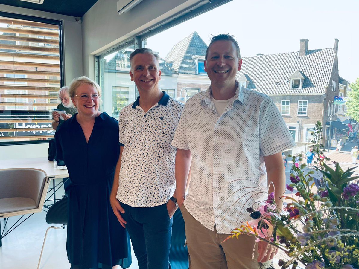 annejanssen's tweet photo. Deze week tekenden 3 basisscholen, dr @bblthk en de gemeente de overeenkomst om de bibliotheek op school te starten. Heel mooi initiatief om leesplezier, motivatie en leesvaardigheid te verhogen. Belangrijk om kansengelijkheid te bevorderen en lezen leuk te maken voor iedereen! https://t.co/yXNFLqADXv