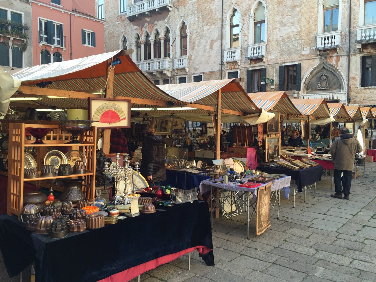 EnjoyRespectVe's tweet photo. Torna a  il mercatino dell’antiquariato in Campo San Maurizio. Saranno esposte merci, oggetti e curiosità del passato ma soprattutto pezzi pregiati dal ‘600 al ‘900. #mettinagenda #settembre 9-10-11 #info: https://t.co/CM6GyIRvcK https://t.co/NcymTJLy3l