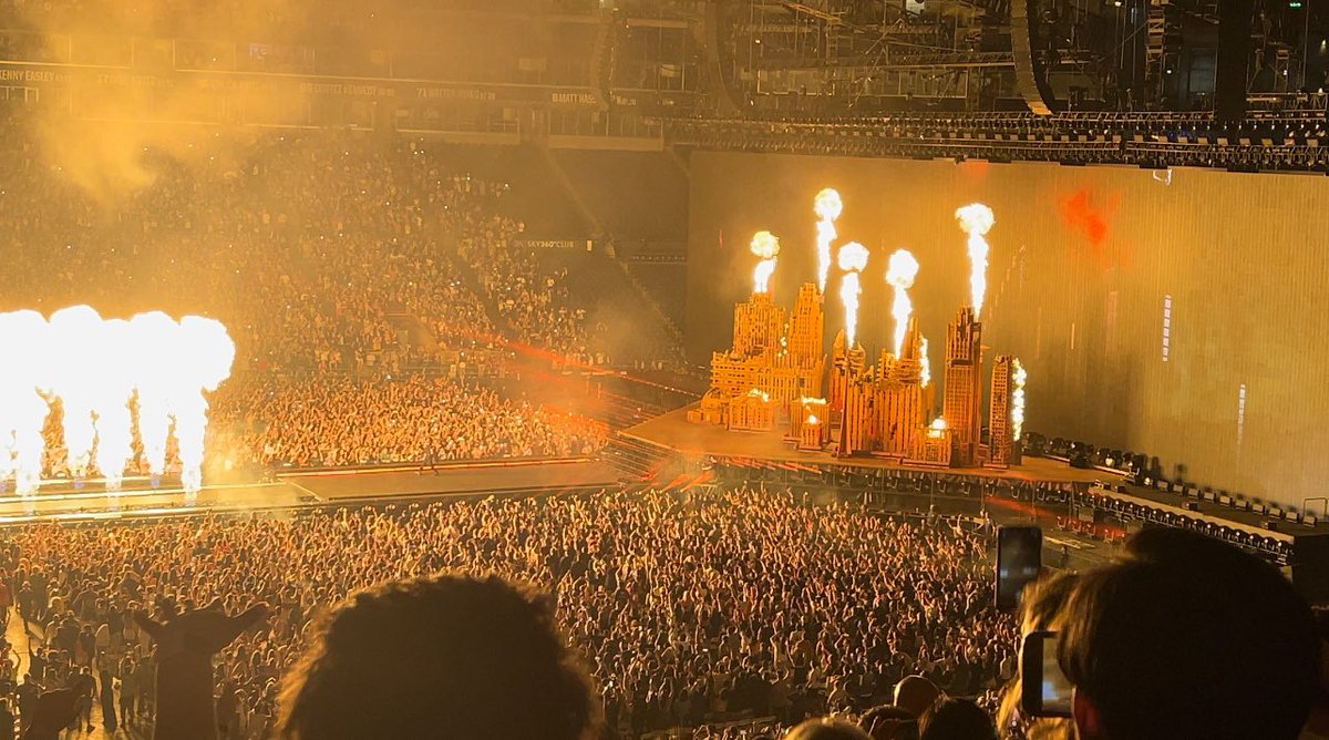 Mx_Spark's tweet photo. Wow. Just wow. #TheWeeknd #seattle @theweeknd https://t.co/erONApJWUt