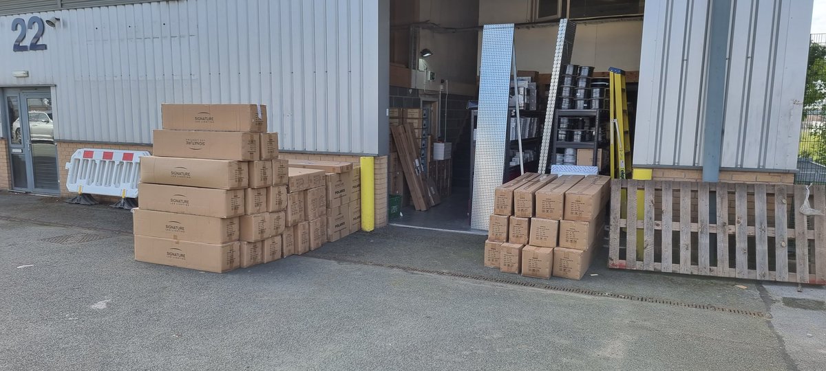 SignatureLED's tweet image. Nice little stock order out the door today to Widnes Electrical Supplies. 

One year on-site warranty.

#lifeilluminated.