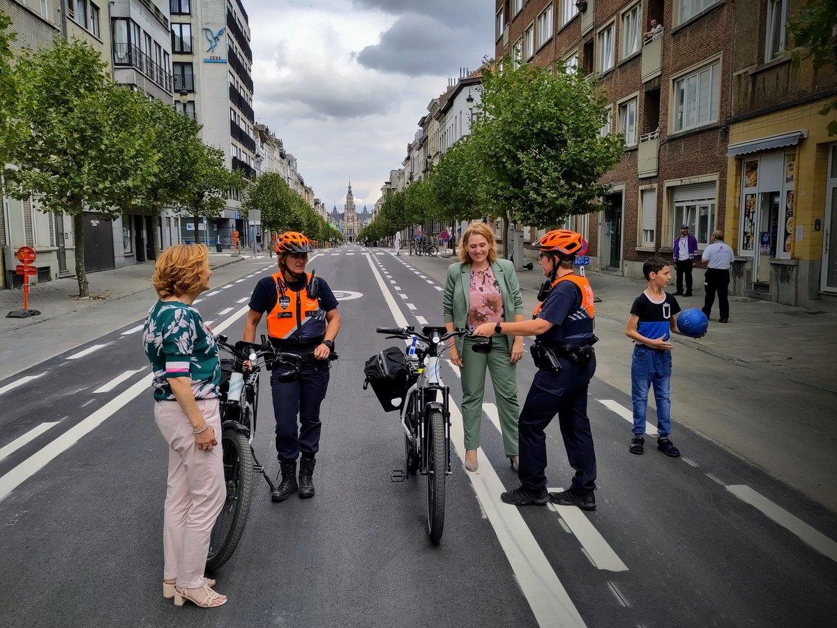 elkevdbrandt's tweet photo. Merci à la Commune, aux équipes de @ol5l0 #polbruno qui sont présentes pour aider les usagers à s'adapter et surtout ... Merci aux riverains, schaerbeekois et commerçants, les enfants et les personnes âgées - tous ceux qui font vivre le quartier. 🙏
#Bruxelleschange #Colignon 💚 https://t.co/RP7tKHfFcM