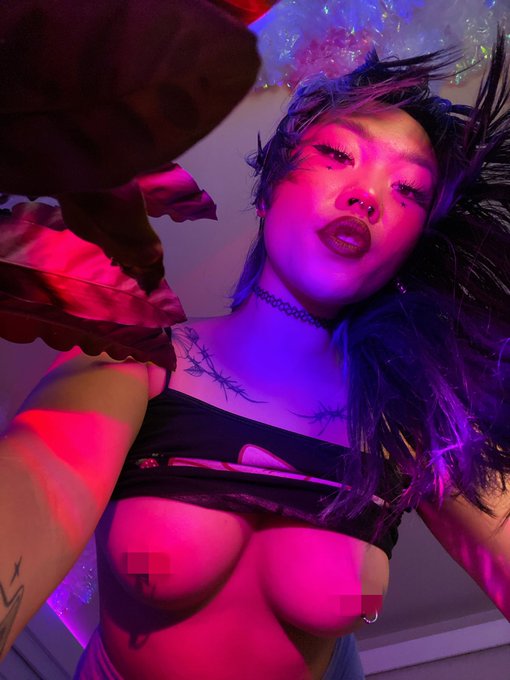 You know where to go for the uncensored 😏😏😏 https://t.co/Z2q2dCElyL