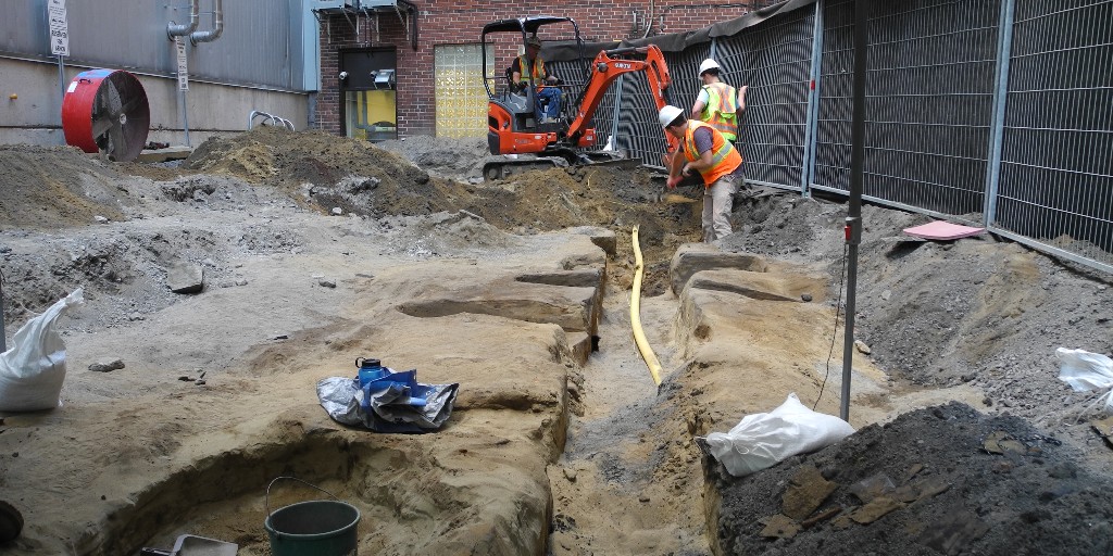 CanMusHistory's tweet photo. By looking at it today, you would never know that part of downtown Ottawa was built on the first settlers’ cemetery of Bytown. 

Read the new blog from Dr. Janet Young, to learn more about what DNA analysis can tell us about early Bytown settlers. https://t.co/1VV3RvbaAR https://t.co/Ghp2rxxLNT