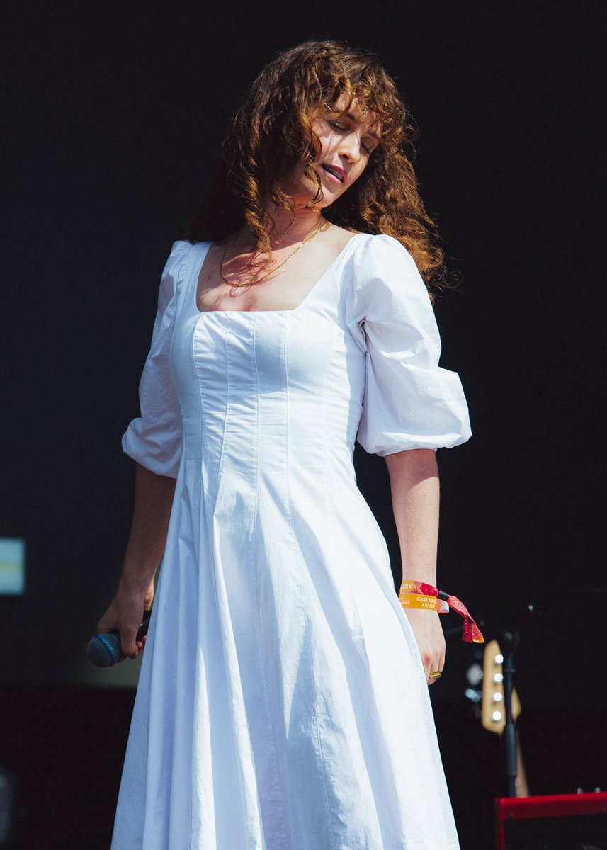The incredible Rae Morris opening Friday on the East Stage 🌾

📸 Perry Gibson