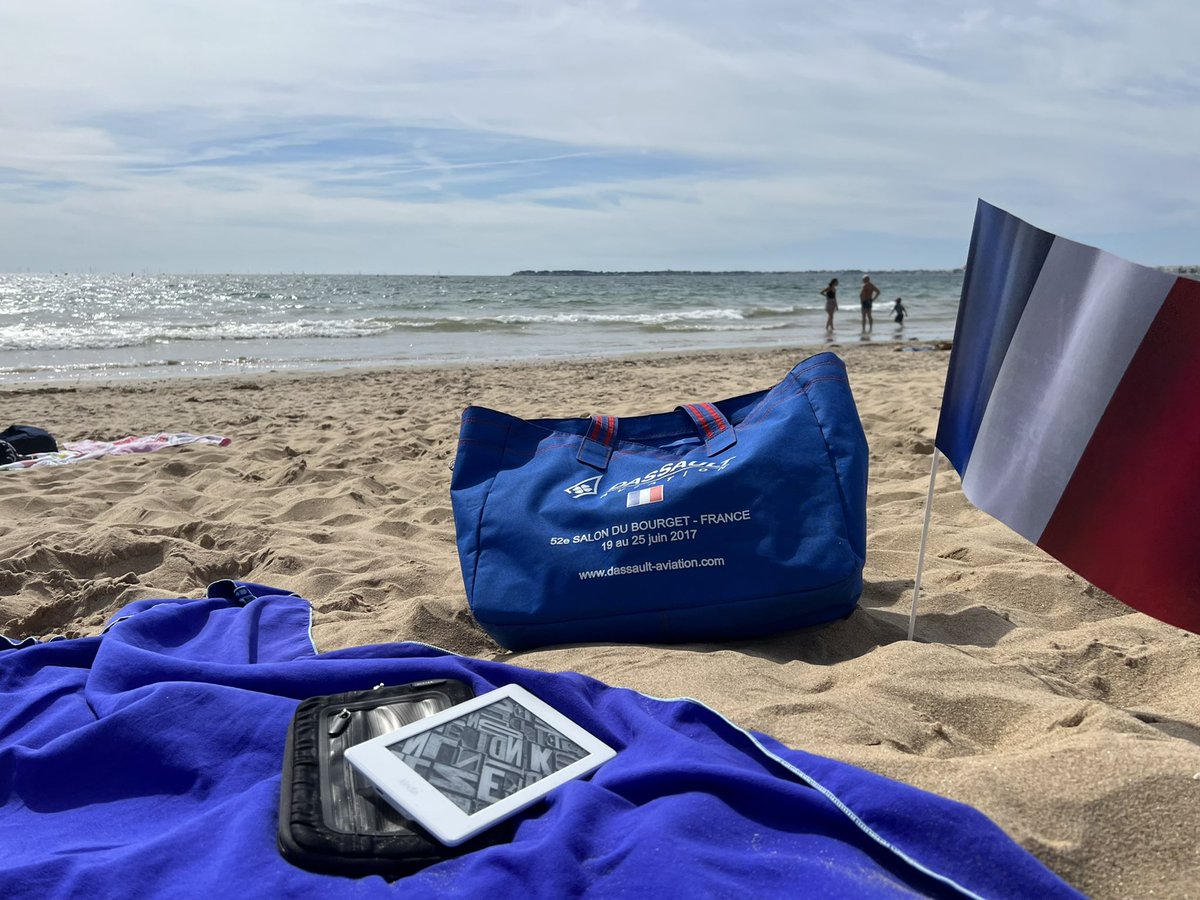 Brigitte_Ba's tweet photo. En attendant le début du meeting #PleinVol, clin d’œil à @Dassault_OnAir, fournisseur officiel de mon sac de plage depuis 2017 ;) https://t.co/mVTJIy15OV
