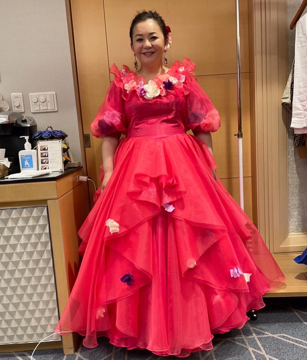 rinadress's tweet photo. 華原朋美さん

昨年のクリスマスディナーショーのドレス制作

デザイン、パターン、縫製、
デザインは袖やスカートに花びらが入っていて、ボリュームたっぷりです。
素敵に着こなしてくださりありがとうございました！
styling by @haseo1228 
@tomomi.kahala0908 
#オートクチュール #ドレス https://t.co/trmVpwQZUl