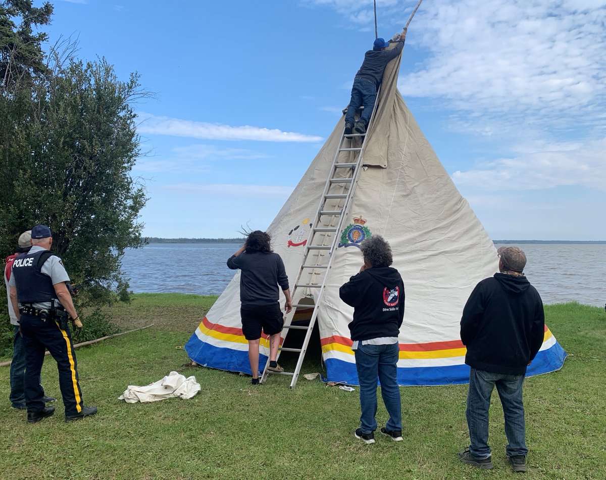Thank you to the community of Fort Resolution, who brought their immense skills to help RCMP members set up our Tee Pee on beautiful Mission Island.  It is a pleasure to celebrate Cultural Days with you!

#FortResolution  #RCMP #CommunityPolicing