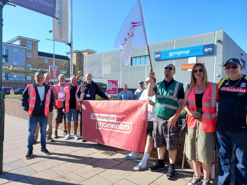 Southampton Royal Mail workers join picket lines as strike action begins dlvr.it/SXHQF0