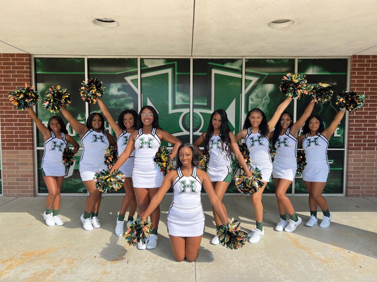 Ms_TynishaSmith's tweet photo. My baby girl had her FIRST high school football game yesterday! They all did great! Auntie is proud of you love bug. @HightowerCheer @HHS_Canes @HHS_PTECH #Cheer4Life #CheerAuntie #BlackGirlsCheer https://t.co/2aVHe2y9Eh