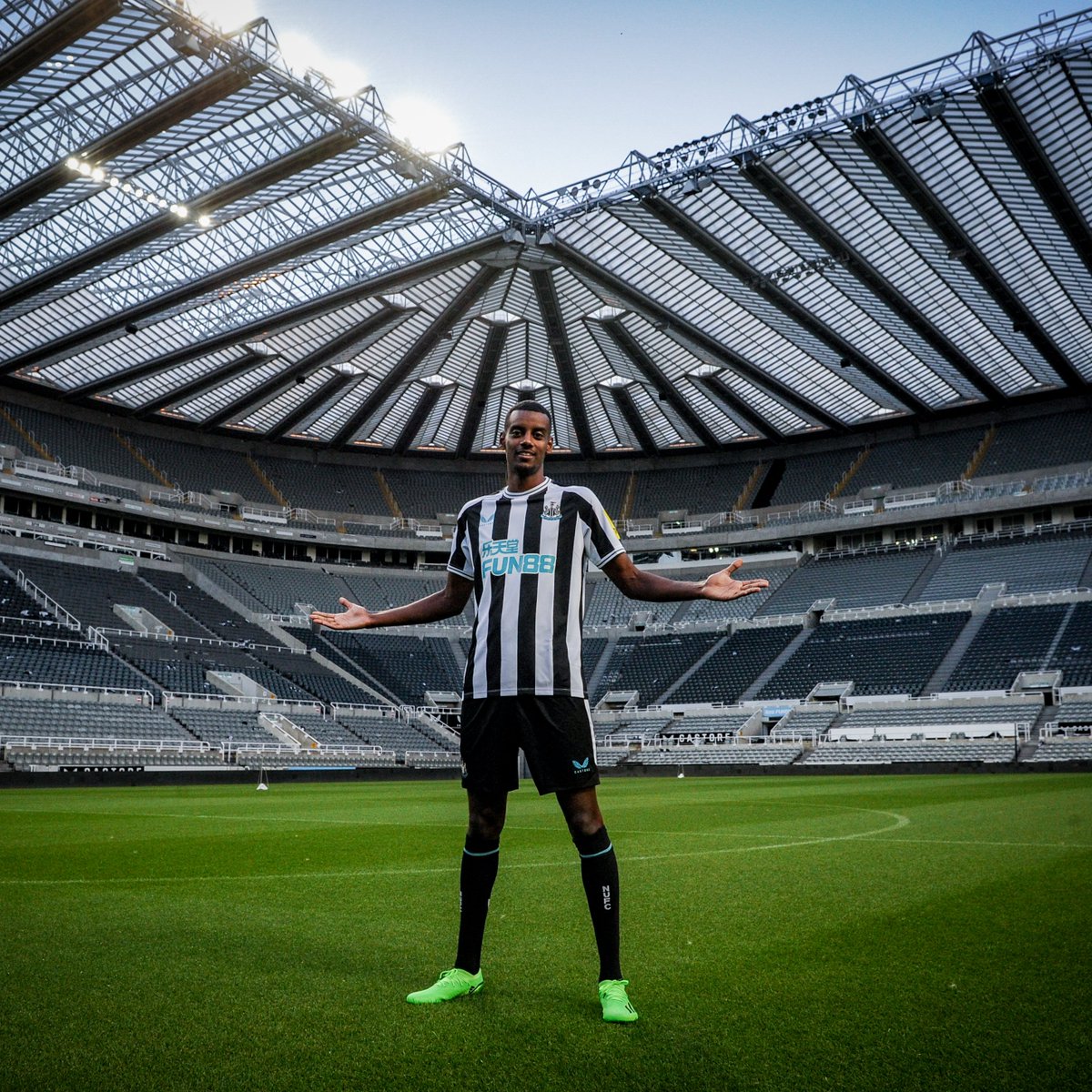 NUFC's tweet image. Our new centre-forward. 😍