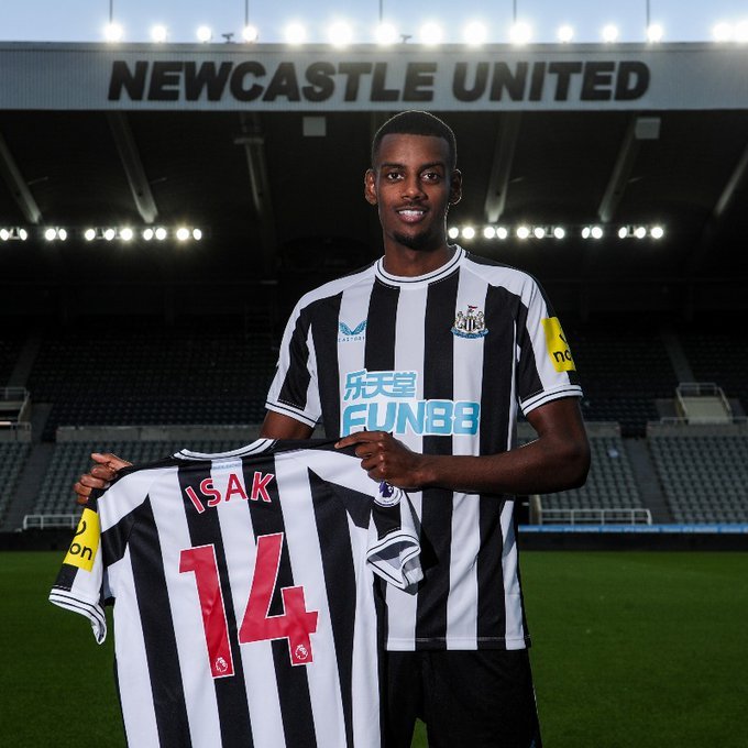 SportsPlugKe's tweet photo. It's Official:

Newcastle United have announced the signing of Alexander Isak.

The 6ft 4ins striker arrives from Real Sociedad and has signed a long-term deal at St. James' Park. https://t.co/nZjPPUPfvN