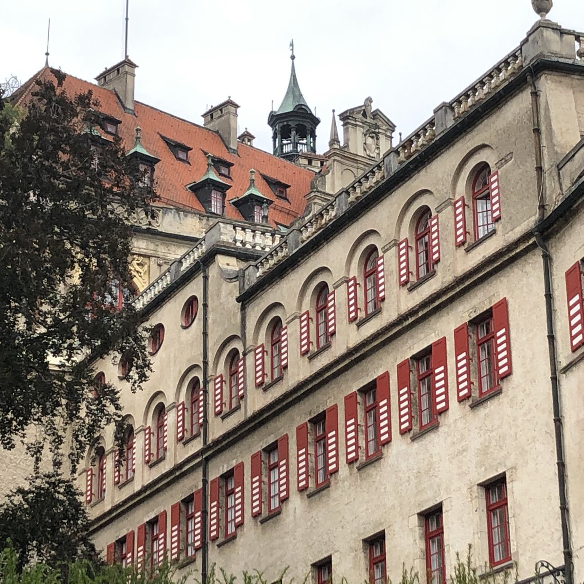 edalmea's tweet photo. Lungo il #Danubio, #Sigmaringen nel Giura Svevo, #Germania ha un meraviglioso castello degli Hohenzollern e un bellissimo centro storico. Per gli amanti delle 2 ruote c’è anche il museo della Zundapp #BadenWuerttemberg @NonSoloTuristi @viaggiatori @GermanyTourism #Germany #travel https://t.co/5Rv40hD7Bs