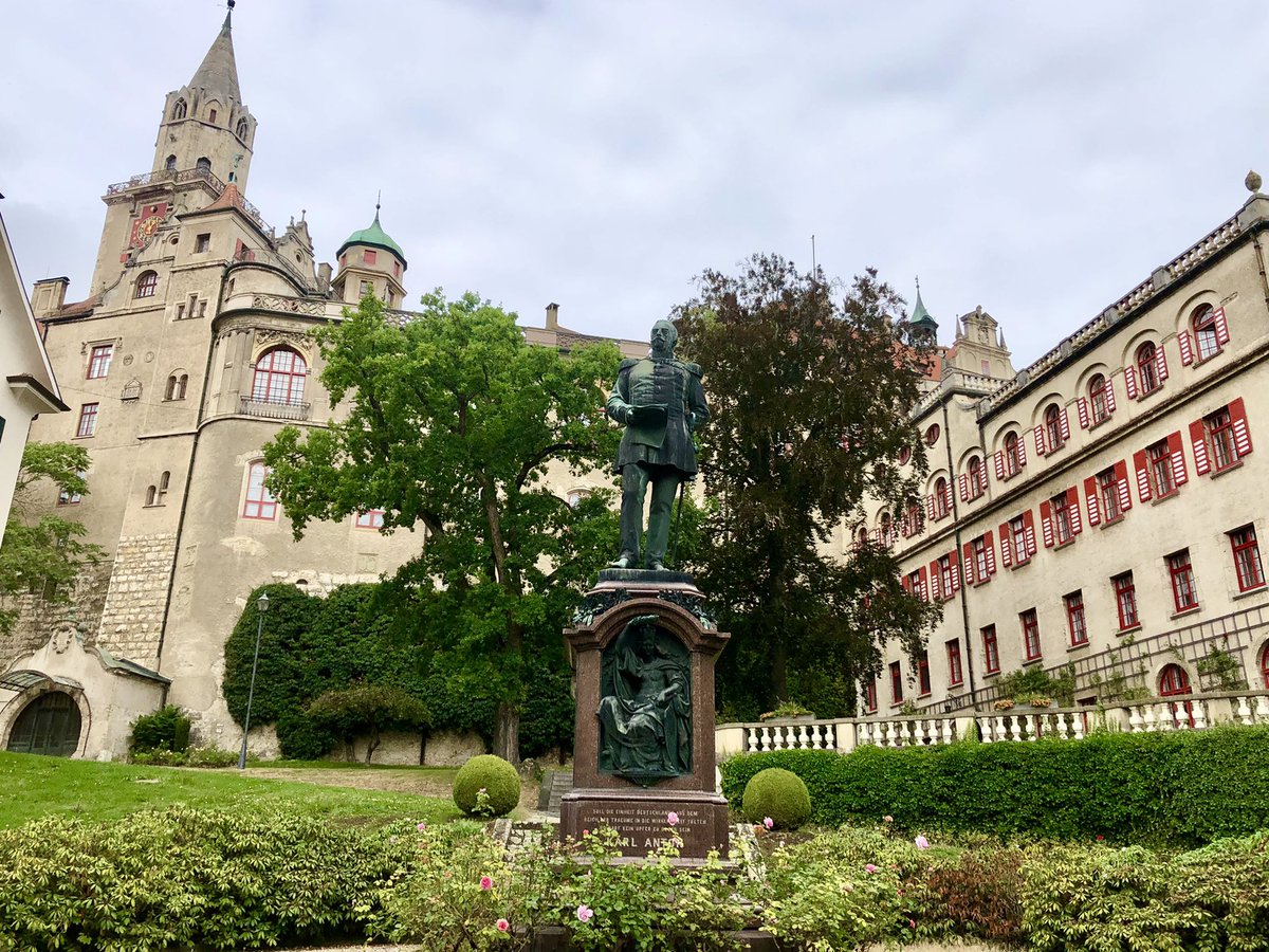edalmea's tweet photo. Lungo il #Danubio, #Sigmaringen nel Giura Svevo, #Germania ha un meraviglioso castello degli Hohenzollern e un bellissimo centro storico. Per gli amanti delle 2 ruote c’è anche il museo della Zundapp #BadenWuerttemberg @NonSoloTuristi @viaggiatori @GermanyTourism #Germany #travel https://t.co/5Rv40hD7Bs