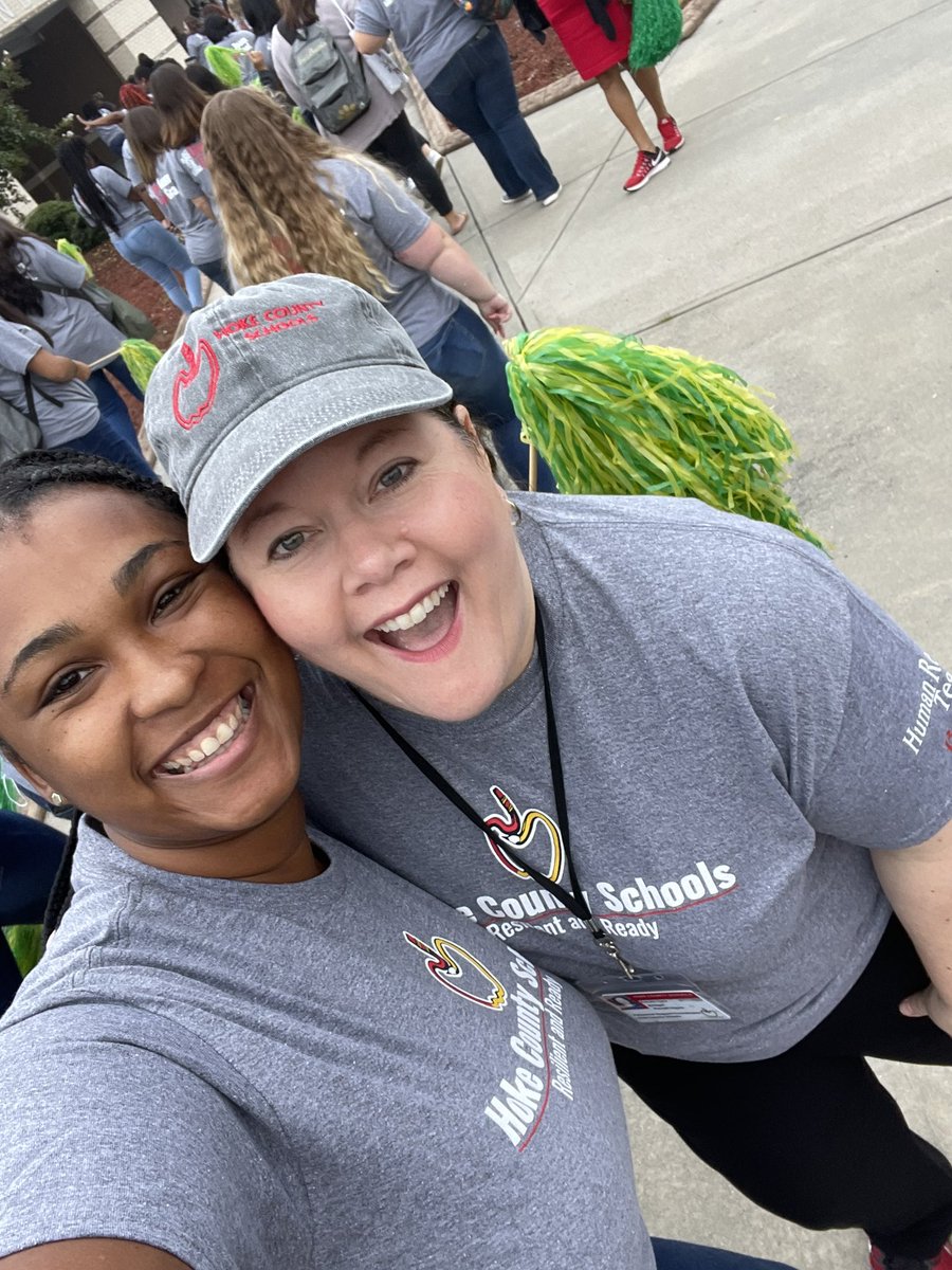 WilliamsT2nd's tweet photo. Convocation ready! 💚🐻

@HokeSchoolsHR @Scurlockbears https://t.co/qFm9AGJBVY