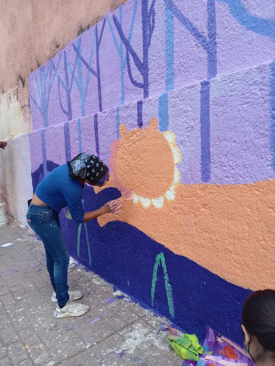 SemilleroEn's tweet photo. Cerramos nuestro curso de verano con la creación de un mural, contamos con la colaboración de Yossimar Gálvez.
#VeranoConFlores #SomosSemillerosCreativos #CulturaComunitaria https://t.co/GSerruTfH4