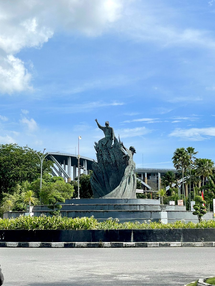 aaceell's tweet photo. tiap lewat sini selalu pengen foto ini. Tugu Zapin yang sempat dibilang Tugu bah*nol🥲 https://t.co/FOYnMN6Bq3
