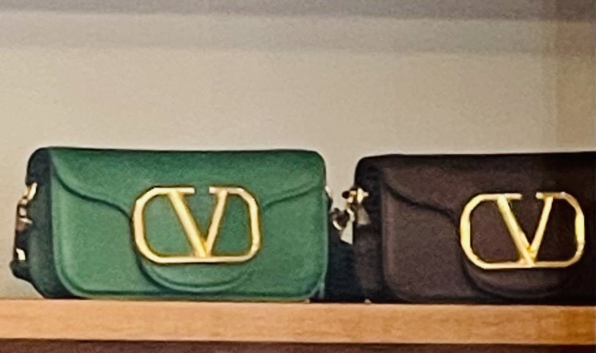 iamneelie09's tweet photo. Came across this shop and saw these Valentino Bags! #wheninvenice https://t.co/BffHuikVuO