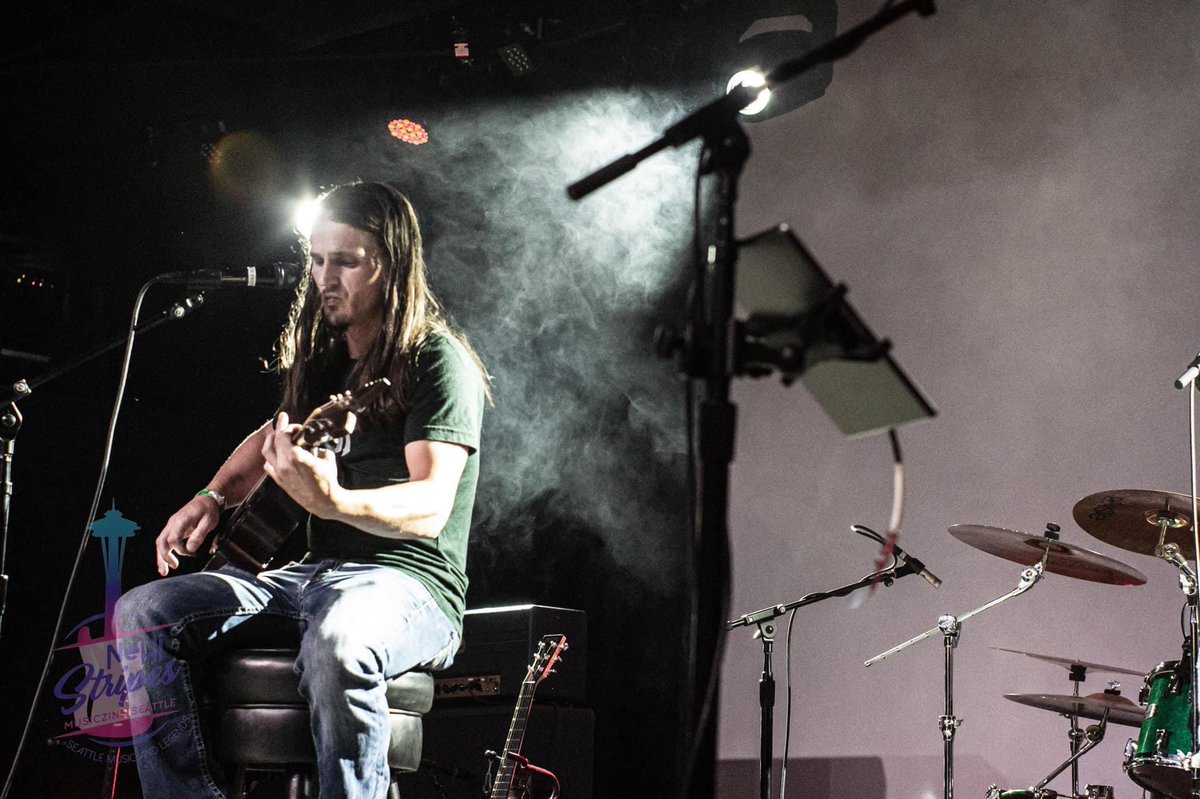 MTR_PROJECT_'s tweet photo. Martin had the honor of opening the 20th Layne Staley  tribute at  in Seattle 8/19-20th!  Joined by his  THREDmate @JeffMNoble for the second night. The crowd was electric and filled with love for Layne! Opening 4 @AICFliesTribute  photo credit: @KurtClark/@nehi_stripes https://t.co/gqnbPItOe7