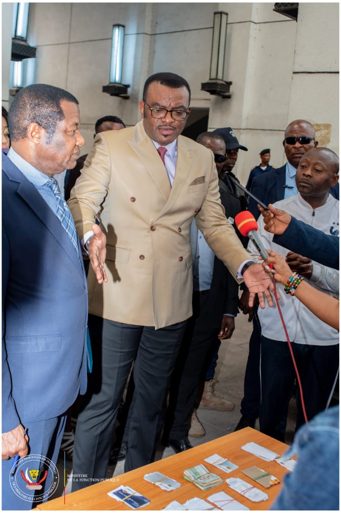 KiwokoTresor's tweet photo. #RDC: Un agent public de l’État qui percevait frauduleusement les salaires des autres fonctionnaires a été arrêté le 25 août. Il détenait 34 cartes bancaires qui lui permettaient de toucher l’argent. Il a été arrêté au guichet d’Equity BCDC situé à la 7ème rue Limete à Kinshasa. https://t.co/n5iwdM9evP