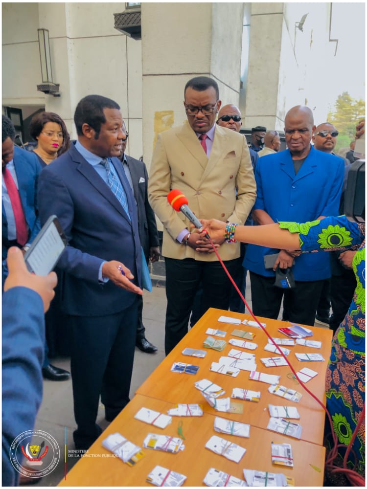KiwokoTresor's tweet photo. #RDC: Un agent public de l’État qui percevait frauduleusement les salaires des autres fonctionnaires a été arrêté le 25 août. Il détenait 34 cartes bancaires qui lui permettaient de toucher l’argent. Il a été arrêté au guichet d’Equity BCDC situé à la 7ème rue Limete à Kinshasa. https://t.co/n5iwdM9evP