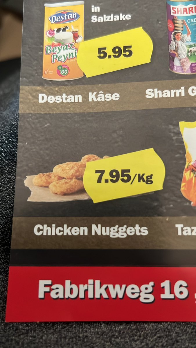 samuhasler's tweet photo. Heute im Briefkasten
#Migros 10.- CHF/kg (BR)
#Coop 11.- CHF/kg (BR)
AyMarkt 7.95 CHF/kg???
Ist das überhaupt noch Fleisch? Essbar? Und über das #Tierwohl will ich gar nicht anfangen…
Kauft doch lieber Nuggets aus der #Schweiz, diesen Hühnern ging es besser! #BuchsAG https://t.co/SxrcMPKMwX