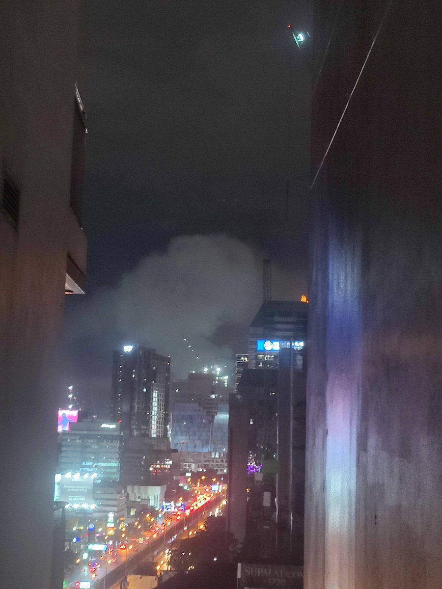 AngeloAquilante's tweet photo. #Bangkok lots of #firefighters are converging on #RamaIV #Lumphini for a big #fire
@Emergenza24 @BEM_MRT https://t.co/Fl805jk4vL