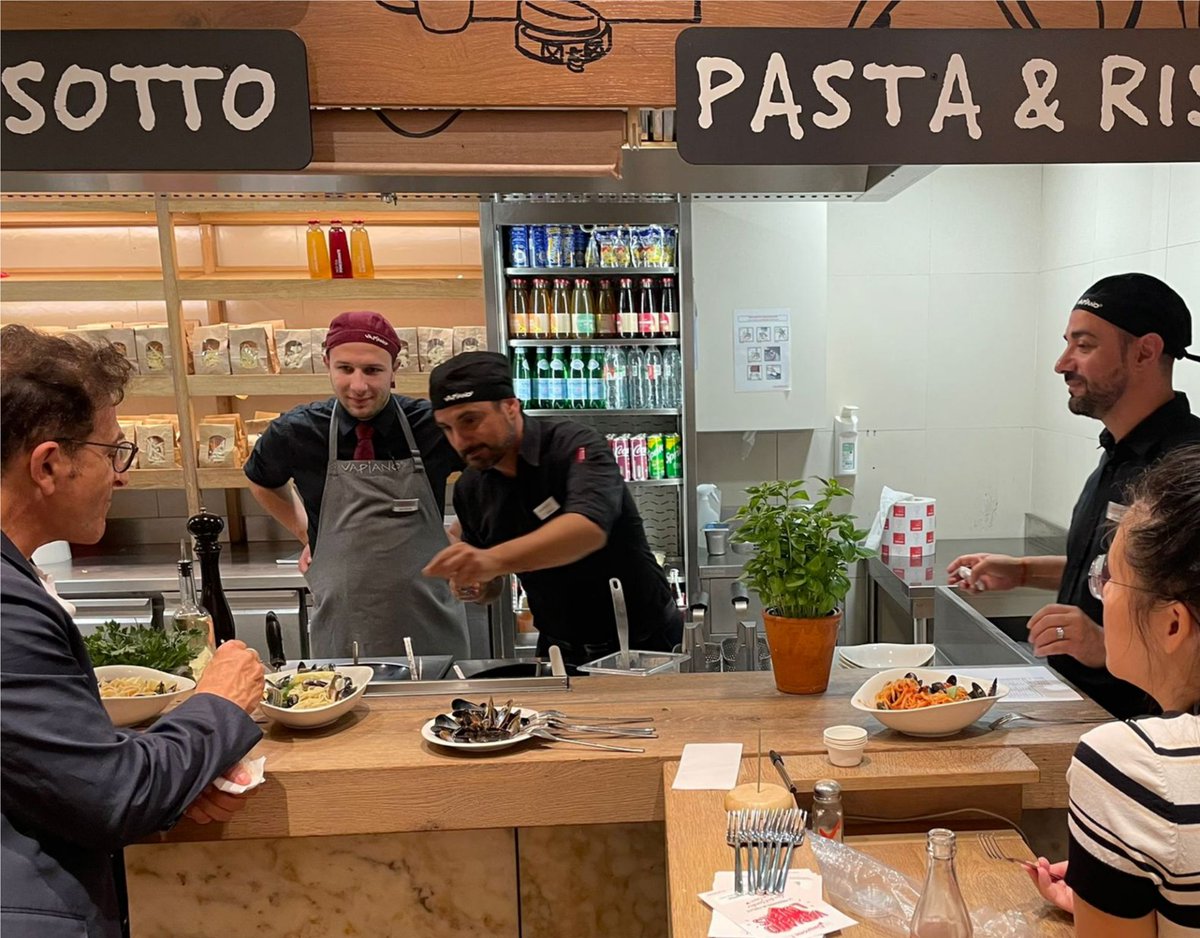 A l'occasion de la célèbre braderie de Lille, nos équipes ont fait une dégustation afin de trouver la meilleure recette d'un des plats phares du Nord : Les pâtes aux moules !
Nous avons hâte de vous les faire découvrir #behindthescene #nouvellerecette