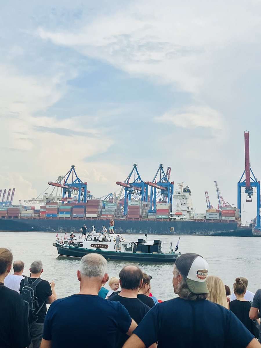CLindberg_HH's tweet photo. „Was weißt denn Du von Liebe, von Liebe weißt Du nix!“
@fettesbrot schippert lässig an der #Strandperle vorbei 💙⚓️⛴ https://t.co/OnZAT3b20k
