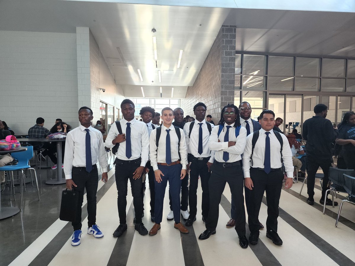 cuzisaidso's tweet photo. Leadership, camaraderie, Team🏈
Look sharp-Play Sharp
let's get it, @HouSterlingFB @SterlingRaider @TannishaG https://t.co/V1KN9JZ3tF
