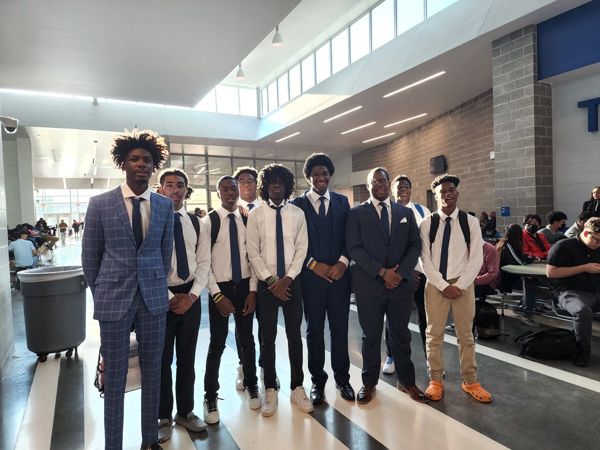 cuzisaidso's tweet photo. Leadership, camaraderie, Team🏈
Look sharp-Play Sharp
let's get it, @HouSterlingFB @SterlingRaider @TannishaG https://t.co/V1KN9JZ3tF