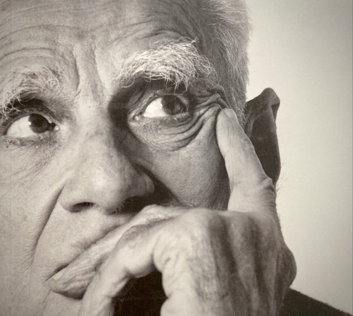 FondoMoravia's tweet photo. Omaggio a Moravia. Su @ilvenerdi @repubblica in edicola, #JhumpaLahiri racconta il suo prossimo libro "Racconti romani" @GuandaEditore. #Roma #AlbertoMoravia https://t.co/AEDQjUwn8d