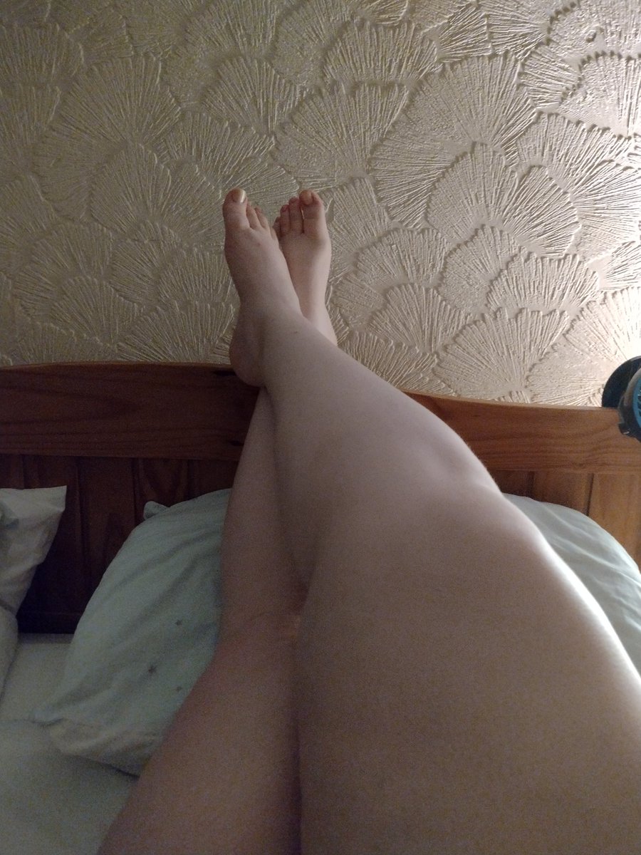 suzu1982's tweet photo. It's #FreeFootFriday lmao 😂
Plus my #ThiccThighs cos I've heard they save lives. Featuring a random bruise on my shin, I guess? https://t.co/C8KZgPFzLZ