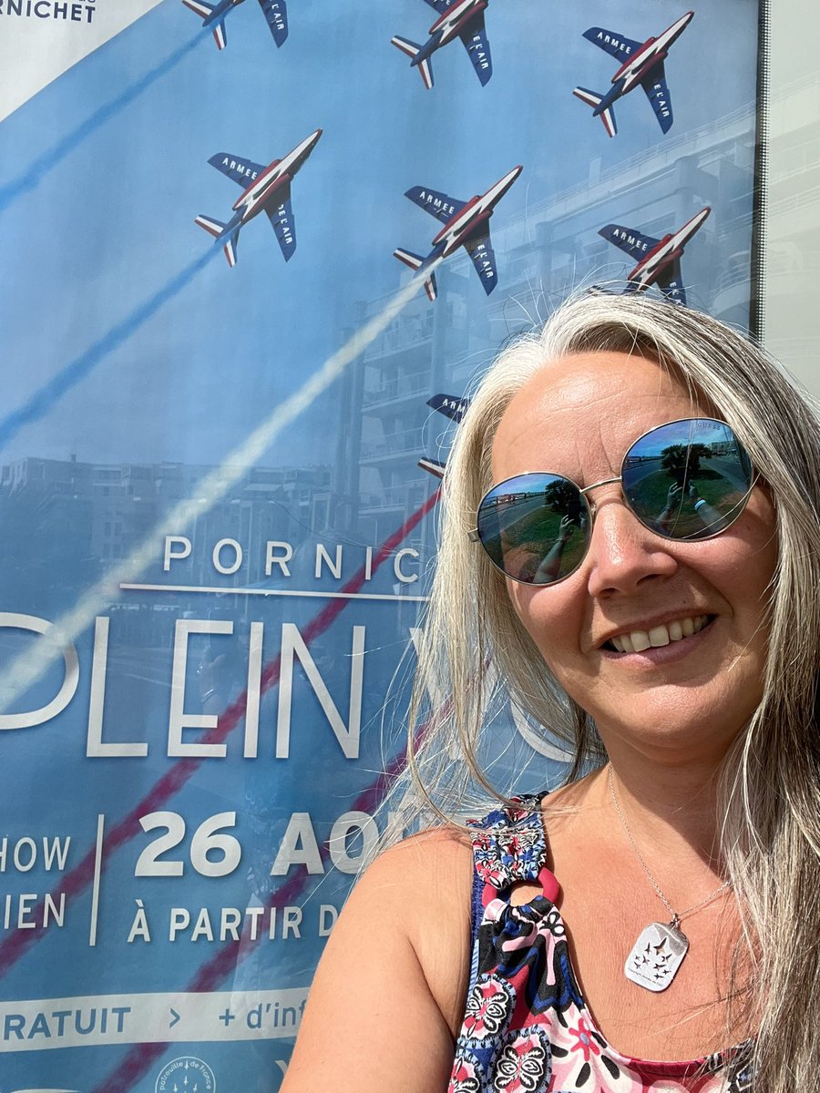 Brigitte_Ba's tweet photo. Au bord de l’océan cet après-midi pour le meeting #PleinVol à #Pornichet ! Au programme : les avions de la team TopGun, les sympathiques parachutistes de l’@Armee_de_lair et la @PAFofficiel. https://t.co/Igg00BiPo4