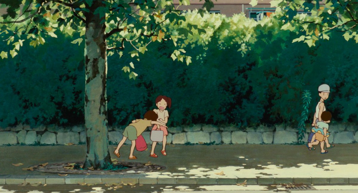 『#耳をすませば』余談11
雫が読書に耽っている間、外を歩くプール帰りの小学生4人。コンテでは男子2人。前を歩く兄弟、後の少女2人のクロールの水かき手振りなどは、演出・作画で追加されたもの。#安藤雅司 さんが原画を担当されたシーンです。
平凡な子供たちを愛する #近藤喜文 さんらしい追加。 