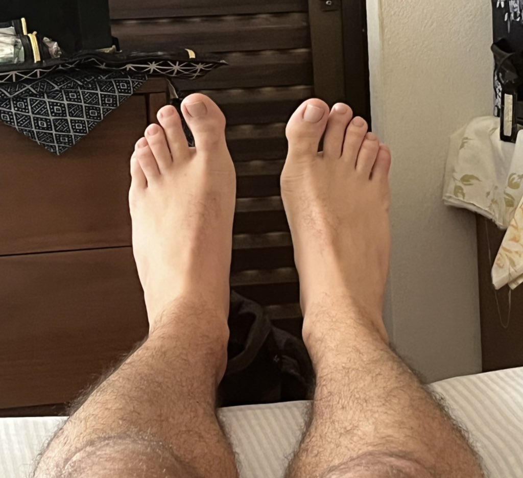 thenomadicfoot's tweet photo. Back after my hiatus 😏 currently travelling Europe and my feet are so nasty from all the walking 🥵🦶 who wants to lick them? #footdom #findom https://t.co/oJ5vKWxgsw